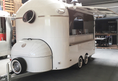 Evento-Mobil Retro-Liner: Dein Streetfood-Trailer in Wunschfarbe