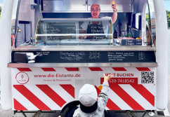 buddystar-retro-verkaufsanhaenger-mobile-eisdiele-kunde