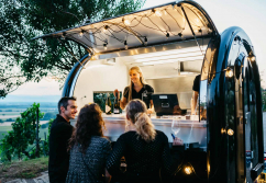 buddystar-retro-verkaufsanhaenger-mobile-cocktailbar-kunden