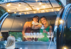 buddystar-retro-verkaufsanhaenger-mobile-cocktailbar-kunden