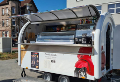 buddystar-retro-verkaufsanhaenger-mobile-eisdiele-kunde