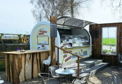 buddystar-retro-verkaufsanhaenger-mobile-eisdiele-kunde