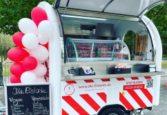 buddystar-retro-verkaufsanhaenger-mobile-eisdiele-kunde