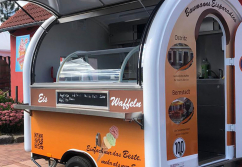 buddystar-retro-verkaufsanhaenger-mobile-eisdiele-kunde