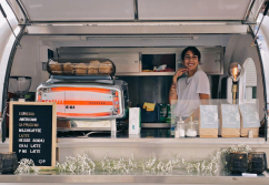 buddystar-retro-verkaufsanhaenger-mobile-kaffeebar-kunde