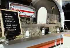 buddystar-retro-verkaufsanhaenger-mobile-kaffeebar-kunde