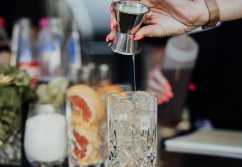 buddystar-retro-verkaufsanhaenger-mobile-cocktailbar-zubereitung