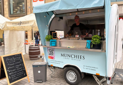 buddystar-retro-verkaufsanhaenger-pizzawagen-kunde