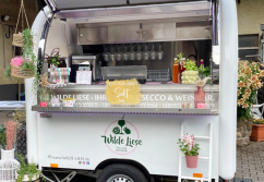 buddystar-retro-verkaufsanhaenger-mobile-cocktailbar-kunden