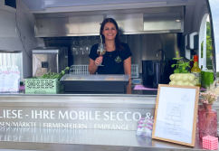 buddystar-retro-verkaufsanhaenger-mobile-cocktailbar-kunden