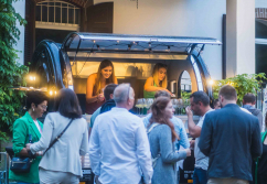 buddystar-retro-verkaufsanhaenger-mobile-cocktailbar-kunden