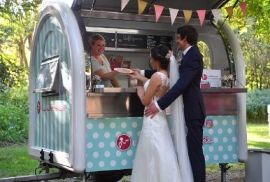 buddystar-retro-verkaufsanhaenger-waffelwagen-bei-hochzeit